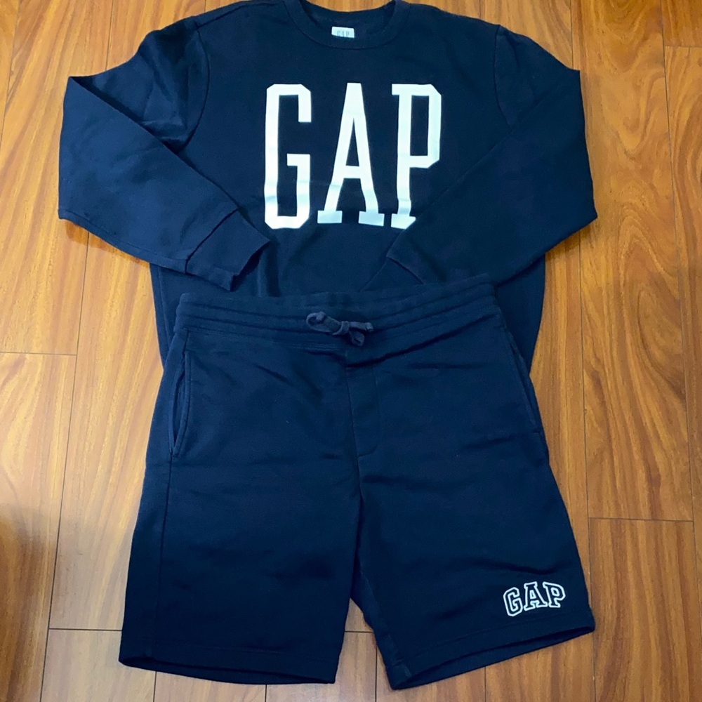 🥎GAP Black Logo Sweatshirt and Shorts Ensemble🥎